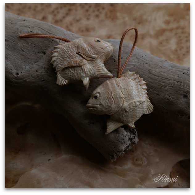 2008 鱗水の木彫魚 top